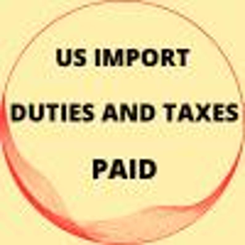 Pode incluir: Um gr&aacute;fico circular com um fundo amarelo p&aacute;lido e um padr&atilde;o de onda vermelho subtil na parte inferior. O texto em fonte preta, negrito e sem serifa diz: US IMPORT DUTIES AND TAXES PAID. O design &eacute; simples, claro e informativo.