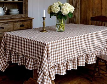 Braune Tischdecke mit Vichy-Karo und Rüschen – Handgefertigte Tischdekoration im Landhausstil