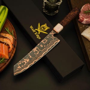 手鍛造ダマスカス三徳包丁、彫刻入り木製ハンドル、銅鑼三鑼刃、ギフトボックス付き、パーソナライズギフト