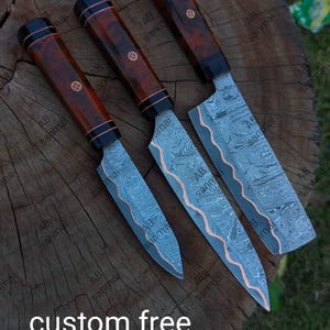 Conjunto de facas de chef artesanais em aço damasco, padrão de ondas de cobre, cabo de resina, estojo de couro.