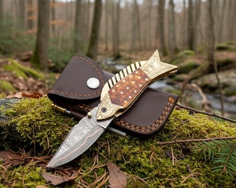 Cuchillo plegable de Damasco hecho a mano, mango de madera de rosa y funda de cuero.