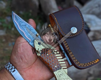 Cuchillo plegable personalizado de acero de Damasco y cobre, hecho a mano, con funda de cuero.