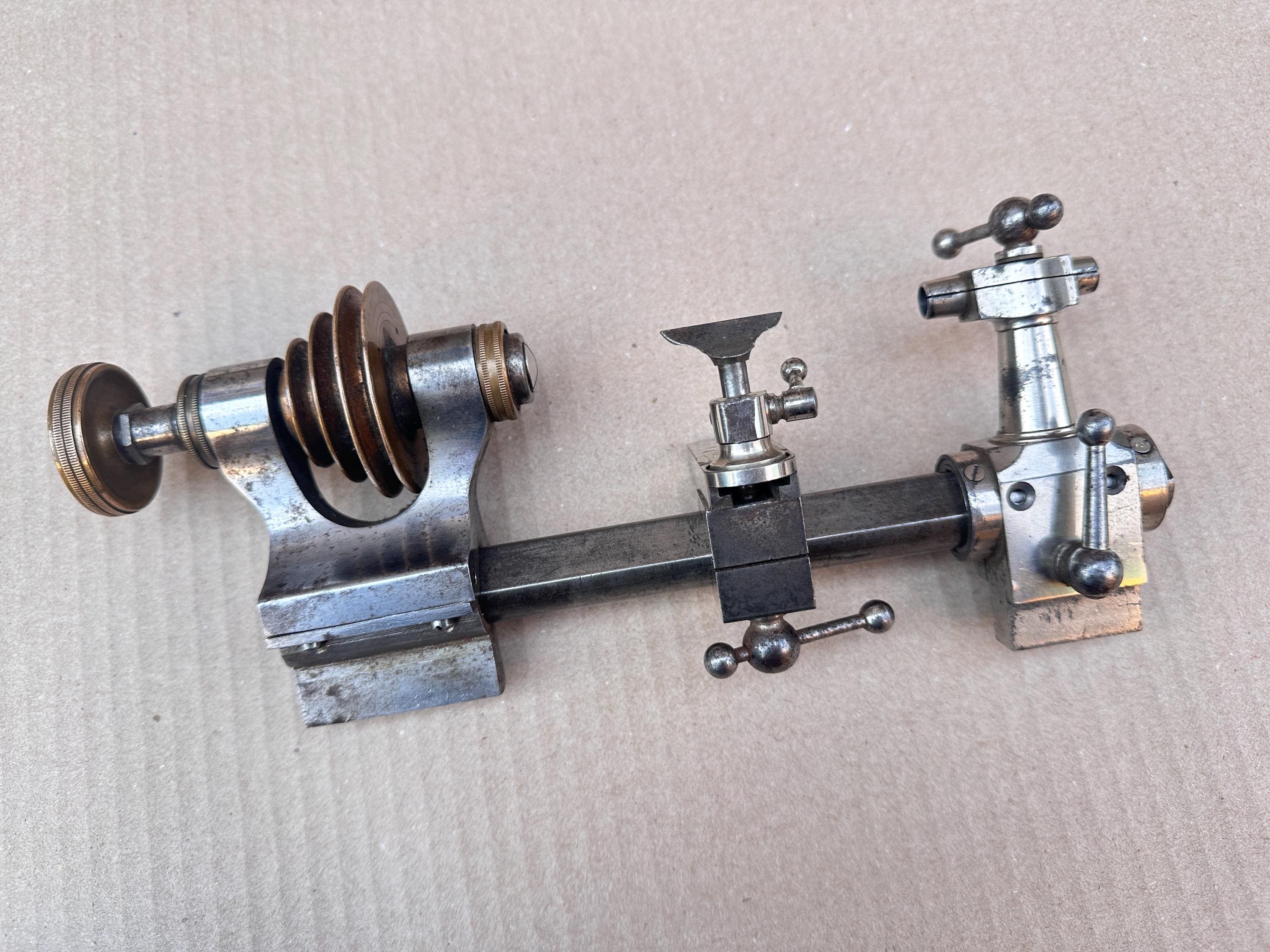 Support Pour Outil De Tour – Machinerie Ancienne, Style Convoluté Vintage