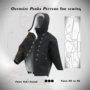 Op de afbeelding: Zwart oversized parka naaipatroon met capuchon en witte voering. De afbeelding bevat de tekst "Oversize Parka Pattern for sewing" en "From XS to XL". Het patroon is van het merk "SaLi".
