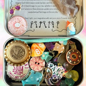 Whimsical Wonders Mystery Treasure Shooting Dose mit Mini-Schmuckstücken, lustiges Vintage-inspiriertes Geschenk, Überraschungsspielzeugbox, schrullige Sammlerstücke in einer Dose