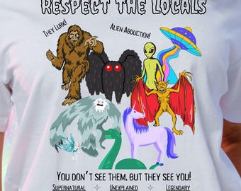 Maglietta "Rispetta la gente del posto" con i criptidi: Bigfoot, Mothman, Alien - Colori confortevoli