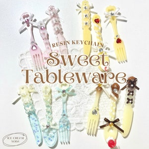 Süße Sahne Soda Erdbeerkuchen Pudding Harz Geschirr Schlüsselanhänger (kundenspezifische, handgemacht, Schlüsselanhänger, Taschenanhänger, K-Pop, rosa, Dessert, Gabel Löffel)