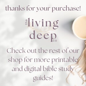 Puede incluir: Una taza blanca llena de una bebida de color claro se encuentra sobre una superficie blanca junto a una bufanda beige. El texto "thanks for your purchase!" y "the living deep co." se muestran en una fuente p&uacute;rpura suave. Texto adicional anima a explorar gu&iacute;as de estudio b&iacute;blico.