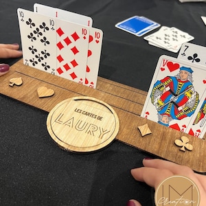 Porte-cartes de jeu en bois avec jeton distributeur – Accessoire jeux de société – Fait main – Bois vernis brun