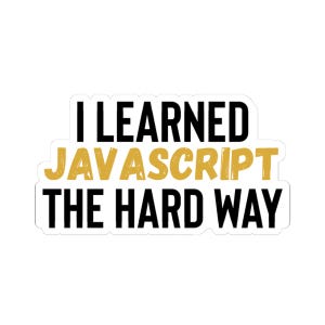 Peut inclure: Un autocollant découpé avec le texte I LEARNED JAVASCRIPT THE HARD WAY. Les mots I LEARNED et THE HARD WAY sont imprimés en police sans-serif noire et grasse, tandis que le mot JAVASCRIPT est d'une couleur dorée texturée et vieillie.