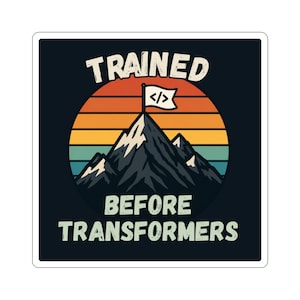 Könnte beinhalten: Ein quadratischer Aufkleber mit dunklem Hintergrund und einer Retro-Sonnenuntergangsgrafik hinter einem Berggipfel. Eine weiße Flagge mit einem Codesymbol steht auf dem Berg. Der Text lautet TRAINED BEFORE TRANSFORMERS in heller Schrift.