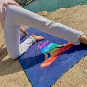 Farbenfrohe, Yogamatte aus Naturkautschuk und saugstarker Mikrofaser.Hohe Dämpfung für eine gelenkschonenden Praxis