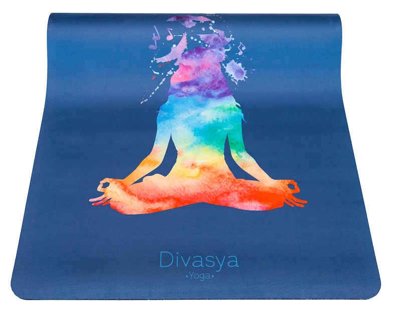 Puede incluir: Una esterilla de yoga azul con un dise&ntilde;o de acuarela de una persona en una postura de meditaci&oacute;n sentada. El dise&ntilde;o presenta un arco&iacute;ris de colores. El texto "Divasya Yoga" est&aacute; impreso en la esterilla.