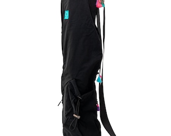 Puede incluir: Bolsa negra para esterilla de yoga con una correa larga ajustable y borlas de colores. La bolsa tiene cierre de cremallera y un pequeño bolsillo en la parte delantera.