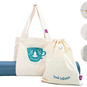 Puede incluir: Un conjunto de accesorios de yoga que incluye una esterilla de yoga azul, una bolsa de lona blanca con el texto "coffee and yoga find balance" y un gr&aacute;fico de taza de caf&eacute; turquesa, y una bolsa de cord&oacute;n blanco con el texto "find balance".