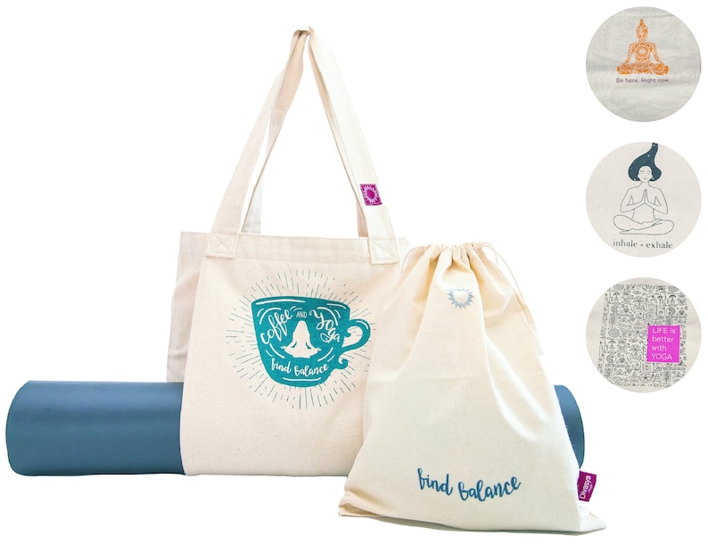 Puede incluir: Un conjunto de accesorios de yoga que incluye una esterilla de yoga azul, una bolsa de lona blanca con el texto "coffee and yoga find balance" y un gr&aacute;fico de taza de caf&eacute; turquesa, y una bolsa de cord&oacute;n blanco con el texto "find balance".