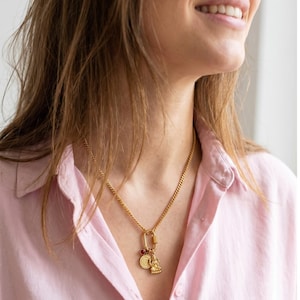 Op de afbeelding: Een rustiek houten bord met de tekst "Welcome to our home" in witte letters. Het bord heeft een verweerde afwerking en een eenvoudig, uitnodigend ontwerp, ideaal voor entree decoratie.