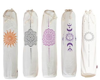 Puede incluir: Cinco bolsas blancas para esterilla de yoga con cierres de cordón. Cada bolsa presenta un diseño diferente: un sol naranja, un mandala negro, un mandala morado, un diseño de sol y luna y una explosión solar. Las bolsas están hechas de tela suave y natural.