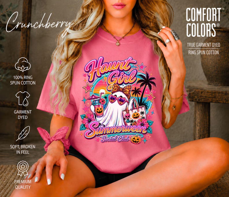 Puede incluir: Una camiseta rosa de manga corta con un gr&aacute;fico de un fantasma con gafas de sol en forma de coraz&oacute;n y un lazo de leopardo, sosteniendo una bebida y un bolso. El texto dice Haunt Girl Summerween Social Club, Comfort Colors y Crunchberry.
