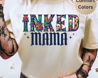 タトゥーママのコンフォートカラーTシャツ、タトゥーにインスパイアされたグラフィックTシャツ、大胆なママシャツ、ボヘミアン風エッジィスタイル、タトゥーママへのトレンディなギフト、インク好きのためのTシャツ