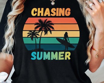 Camiseta Chasing Summer Comfort Colors, camiseta retro de surfista con atardecer, top gráfico playero vintage, regalo para amantes del surf, camiseta estética unisex