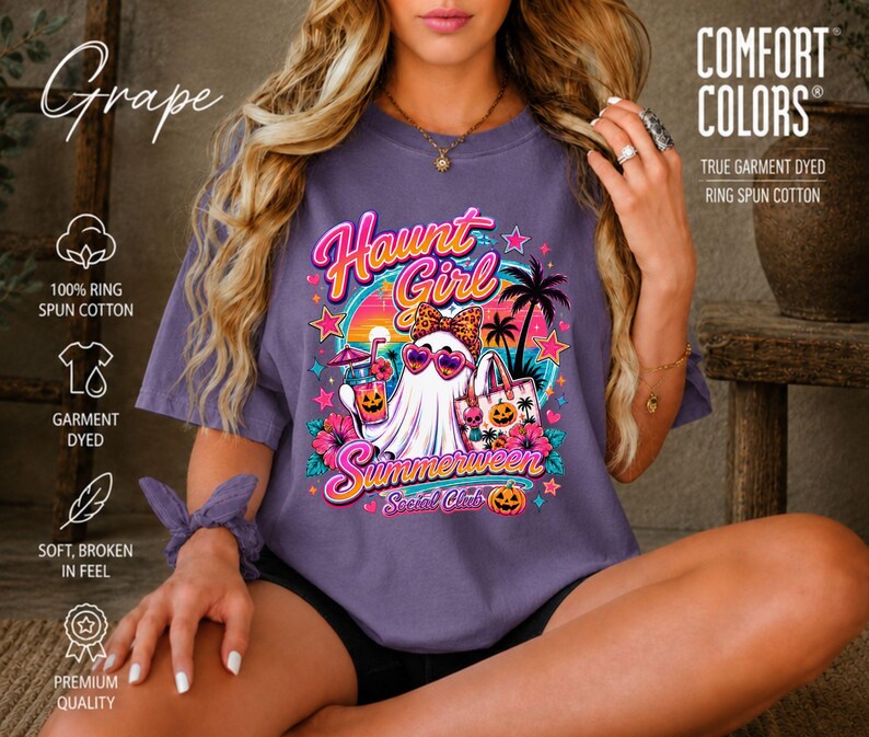 Puede incluir: Una camiseta de manga corta color uva con un estampado gr&aacute;fico de un fantasma con gafas de sol de leopardo y un lazo, sosteniendo una bebida tropical y una bolsa de tela con calabazas. El texto dice Haunt Girl Summerween Social Club.