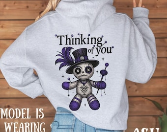 Tänker på dig Voodoo Doll Hoodie, Gotisk Witchy Gildan 18500 Pullover, Mysig Unisex Mörk Humor Hoodie, Alternativ Gotisk Gåva