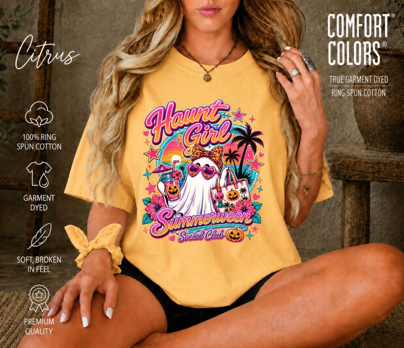 Puede incluir: Una camiseta de color amarillo mostaza con un estampado gr&aacute;fico de un fantasma con gafas de sol en forma de coraz&oacute;n y un lazo de leopardo. El texto dice Haunt Girl Summerween Social Club, junto a palmeras y calabazas.