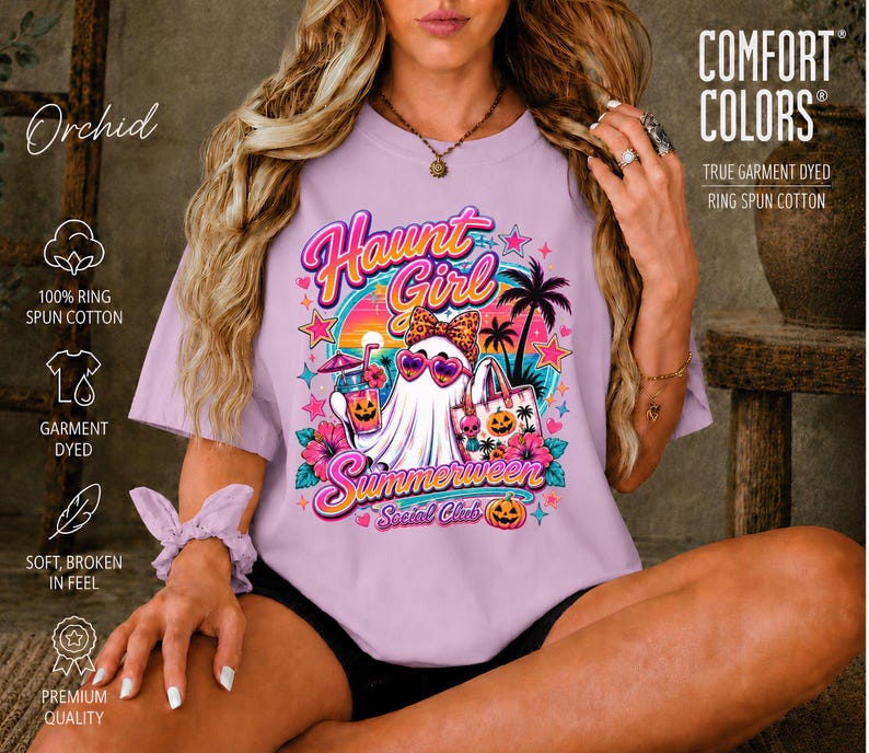 Puede incluir: Una camiseta de color morado claro con un gr&aacute;fico de un fantasma con gafas de sol en forma de coraz&oacute;n, sosteniendo una bebida y una bolsa. El texto dice Haunt Girl Summerween Social Club, con palmeras, flores y calabazas.