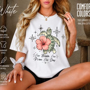 一呼吸、一波、一日　インスピレーションTシャツ、シラフライフビーチシャツ、NA AA回復ギフト、ウミガメハイビスカスコンフォートカラー