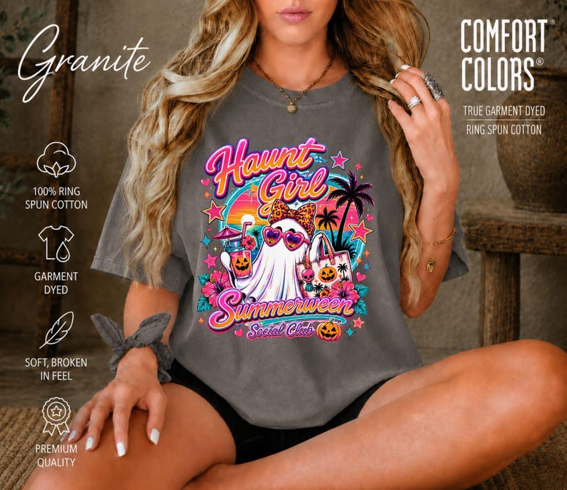 Puede incluir: Una camiseta de manga corta color granito con un estampado gr&aacute;fico de un fantasma con gafas de sol y un lazo de leopardo, sosteniendo una bebida y un bolso, con palmeras, calabazas y el texto Haunt Girl Summerween Social Club.
