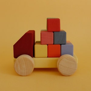 Camion en bois avec 12 blocs. Confettis. Jouet roulant en bois. Voiture en bois. Jouet en bois à pousser. Jouet Waldorf. Jouet Montessori.
