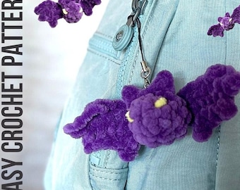 Puede incluir: Encanto de murciélago de crochet morado con ojos amarillos colgando de un tirador de cremallera en una mochila azul claro. El texto "EASY CROCHET PATTERN" está en el lado izquierdo de la imagen y "CROCHET PATTERN ONLY" está en el lado derecho de la imagen.
