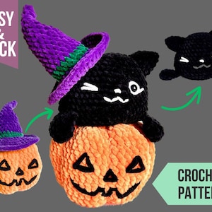 Op de afbeelding: Haakpatroon voor een zwarte kat met een paarse en groene heksenhoed die op een oranje pompoen zit. Het patroon is gemakkelijk en snel te maken. "Easy & Quick" en "Crochet Pattern" staan op de afbeelding.