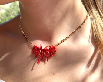 Collar de coral rojo oscuro mediterráneo de rama natural con cadena de latón chapada en oro de 18 quilates