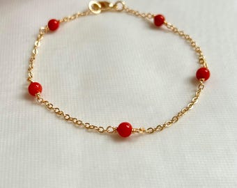 Pulseira artesanal de coral vermelho, corrente de latão banhada a ouro 18K, coral do Mar Mediterrâneo.