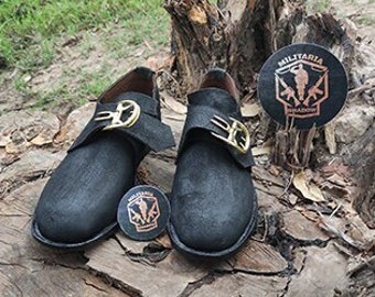 Czarne, skórzane buty z klamrami. czarne buty, czarny but, buty napoleońskie, buty męskie, buty męskie, buty damskie, buty damskie, but