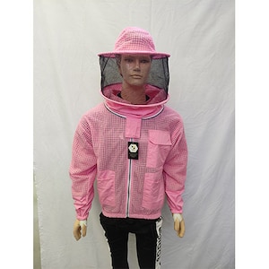 Könnte beinhalten: Rosa Imkeranzug mit einem Netzschleier und einem Hut. Der Anzug hat einen Reißverschluss und eine Tasche auf der Brust.