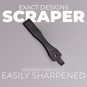 Könnte beinhalten: Ein schwarzer Schaber mit dem weißen Text "EXACT DESIGNS SCRAPER". Der Schaber hat eine einzigartige Form mit einem Loch und einer abgeschrägten Kante. Der Text "MOWER FRIENDLY, EASILY SHARPENED" ist ebenfalls sichtbar.