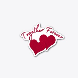 Peut inclure: Deux cœurs rouges avec le texte "Together Forever" en écriture cursive.