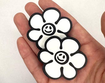 ファンキーフラワーピン - 3Dプリントの白黒花柄ピン：庭師、植物愛好家、レトロファッション、ステートメントアクセサリーへのユニークなギフト