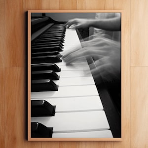 Vintage zwart-wit spelende piano fotografie-afdruk – Elegante close-up muziekdecoratie