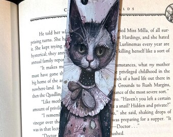 Marcapáginas de aluminio con diseño de gato gótico americano: elegancia artesanal para disfrutar de la lectura.