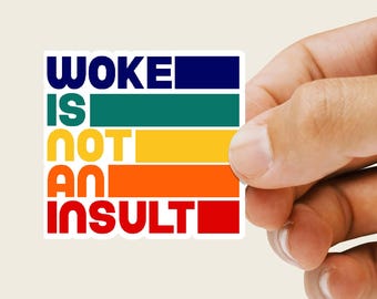 Pegatina "Woke Is Not An Insult" (Despertar no es un insulto) Pegatina de empoderamiento, activismo y justicia social Pegatina de vinilo afirmativa a favor de la igualdad y la concienciación