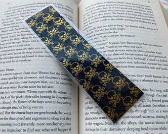 Marcador de calavera y huesos cruzados de lámina / Marcador de calavera de lámina gótica / Regalo para amantes de los libros / Regalo único del club de lectura