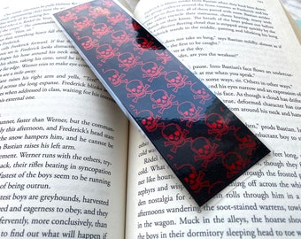 Marcador de calavera y huesos cruzados de lámina / Marcador de calavera de lámina gótica / Regalo para amantes de los libros / Regalo único del club de lectura