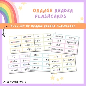 Puede incluir: Un conjunto de tarjetas didácticas Orange Reader con palabras como 'foot', 'chicken' y 'park'. La imagen tiene un arcoíris y estrellas en el fondo, con el texto 'Orange Reader Flashcards' en la parte superior. Las palabras son de varios colores.