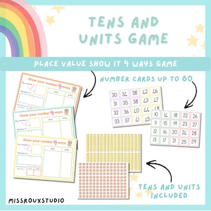 以下が含まれることがあります： 「TENS AND UNITS GAME」と「PLACE VALUE SHOW IT 4 WAYS GAME」のテキストが入った教育ゲーム。数字カード、位取り表、10進ブロックが含まれています。このゲームは数学を学ぶために設計されています。