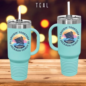 Pu&ograve; includere: Tazza da viaggio color turchese con coperchio e manico bianchi. La tazza ha una grafica di una nave da crociera con il testo "Cruisin' Together Bahamas 2024 Jackson Family" intorno.