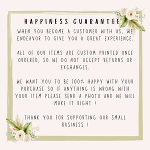 Peut inclure: Une bo&icirc;te de texte verte et blanche avec les mots "Happiness Guarantee" en gros caract&egrave;res gras. La bo&icirc;te de texte contient un message sur la satisfaction client et une garantie de satisfaction &agrave; 100% des achats. La bo&icirc;te de texte est entour&eacute;e d'un motif floral avec des fleurs blanches et des feuilles vertes.